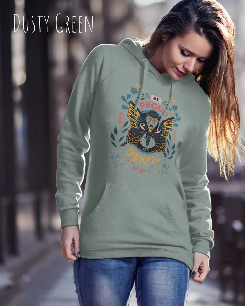 Frau trägt hoodie im feminine fit aus weicher baumwollmischung in farbe duxty green mit be proud motiv auf der Brust