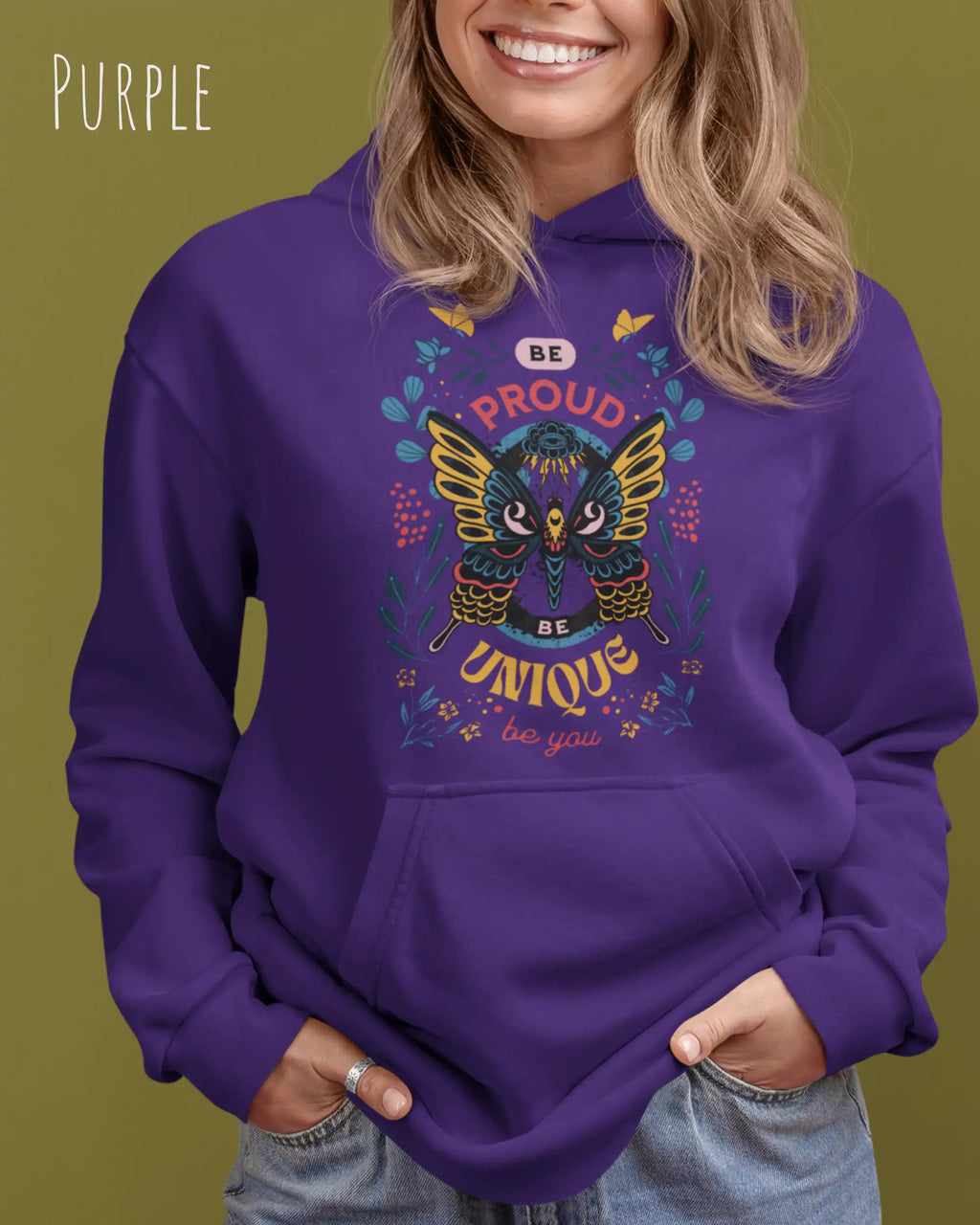 Frau trägt hoodie im feminine fit aus weicher baumwollmischung in farbe purple mit be proud motiv auf der Brust
