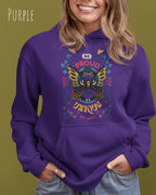 Frau trägt hoodie im feminine fit aus weicher baumwollmischung in farbe purple mit be proud motiv auf der Brust