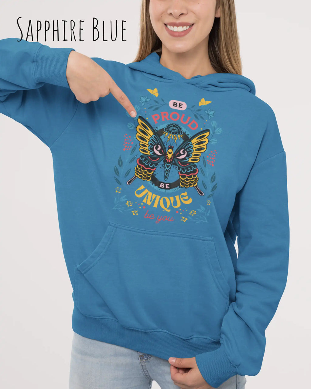 Frau trägt hoodie im feminine fit aus weicher baumwollmischung in farbe sapphire blue  mit be proud motiv auf der Brust
