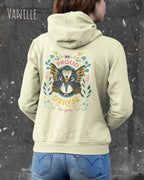 Frau trägt hoodie im feminine fit aus weicher baumwollmischung in farbe Vanille mit be proud motiv auf dem rücken