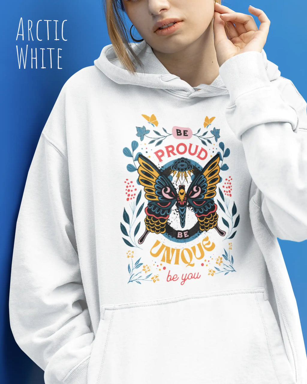 Frau trägt hoodie im feminine fit aus weicher baumwollmischung in farbe arctic white mit be proud motiv auf der Brust