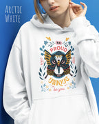 Frau trägt hoodie im feminine fit aus weicher baumwollmischung in farbe arctic white mit be proud motiv auf der Brust