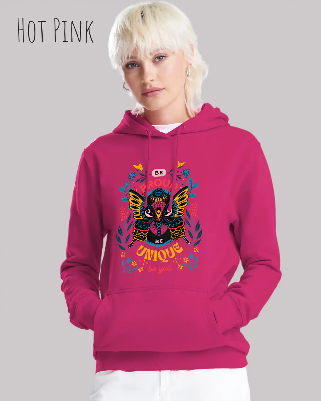 Frau trägt hoodie im feminine fit aus weicher baumwollmischung in farbe hot pink mit sie proud motiv auf der Brust