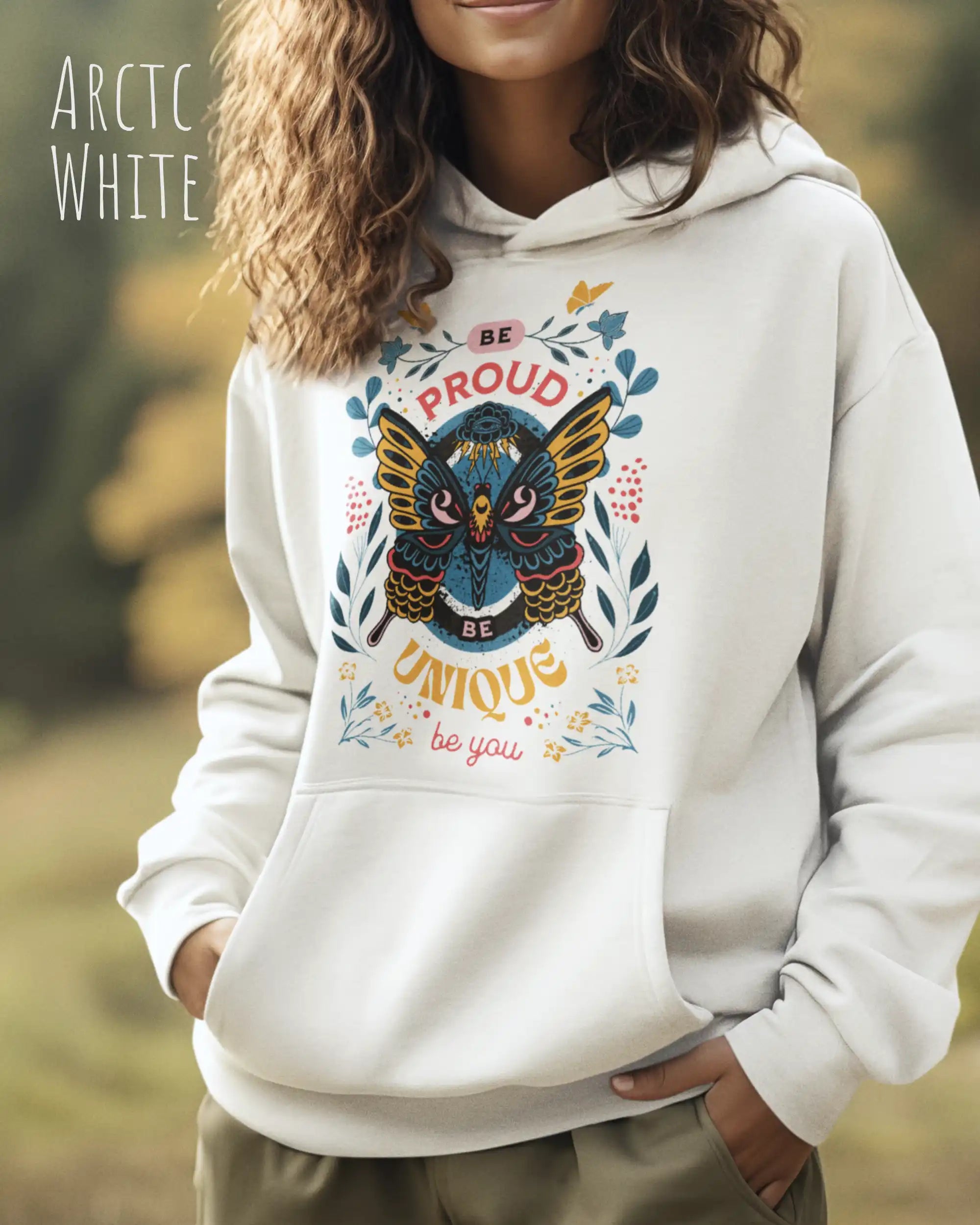 frau trägt streetwear hoodie im oversize fit in farbe arctic white mit be proud motiv auf der Brust