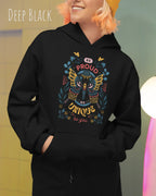 frau trägt streetwear hoodie im oversize fit in farbe deep black mit be proud motiv auf der Brust