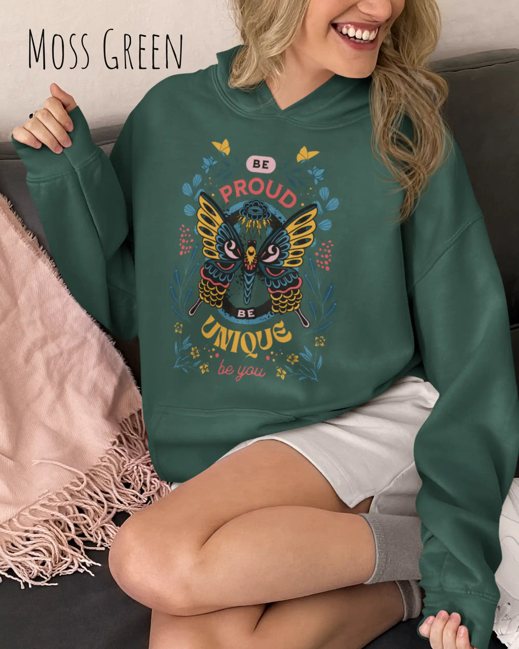 frau trägt streetwear hoodie im oversize fit in farbe moss green mit be proud motiv auf der Brust