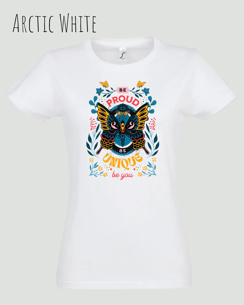Das Bild zeigt das Basic Design T-Shirt feminine fit in der farbe arctic white mit dem statement Be proud be you