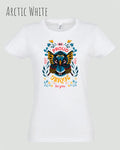Das Bild zeigt das Basic Design T-Shirt feminine fit in der farbe arctic white mit dem statement Be proud be you