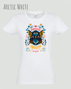 Das Bild zeigt das Basic Design T-Shirt feminine fit in der farbe arctic white mit dem statement Be proud be you
