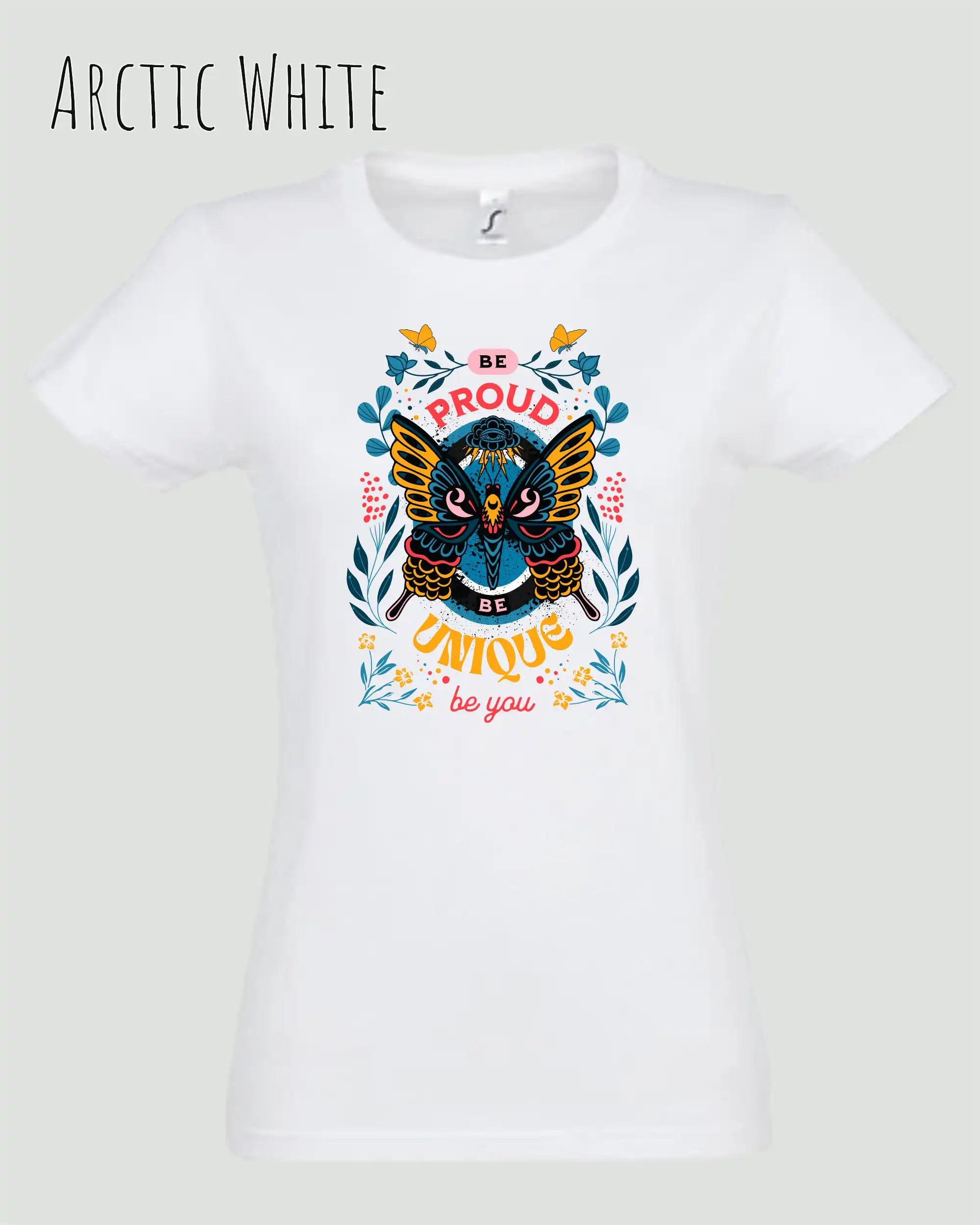 Das Bild zeigt das Basic Design T-Shirt feminine fit in der farbe arctic white mit dem statement Be proud be you