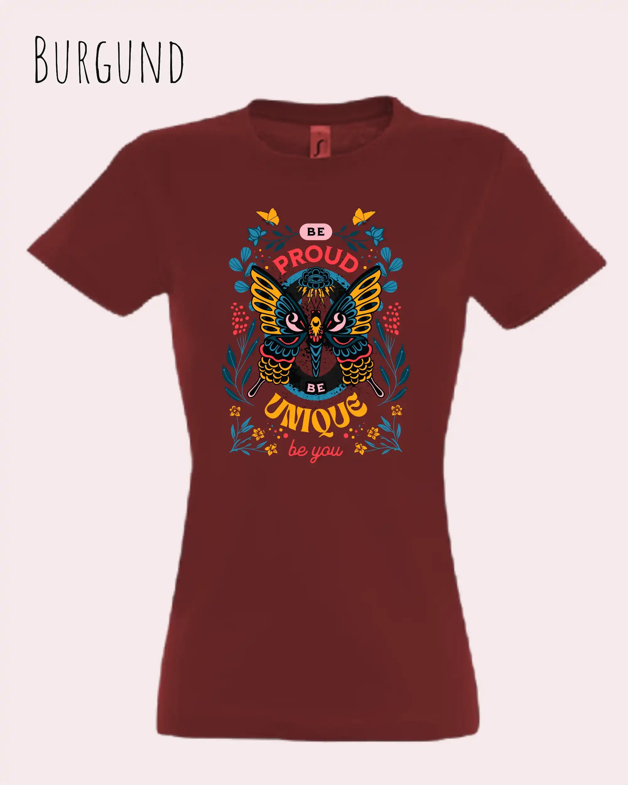 Das Bild zeigt das Basic Design T-Shirt feminine fit in der farbe burgund mit dem Design Be proud be you