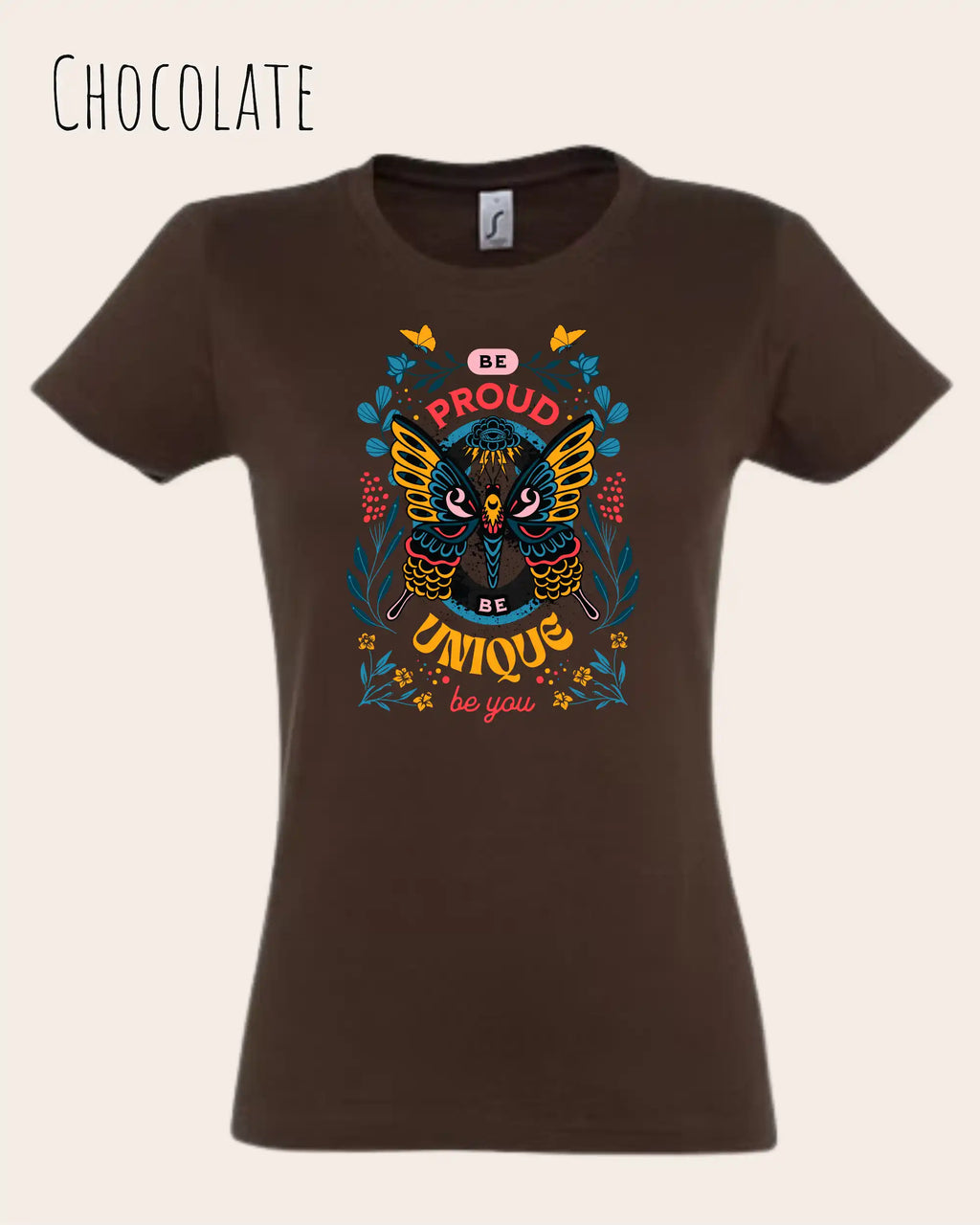 Das Bild zeigt das Basic Design T-Shirt feminine fit in der farbe chocolate mit dem Design Be proud be you