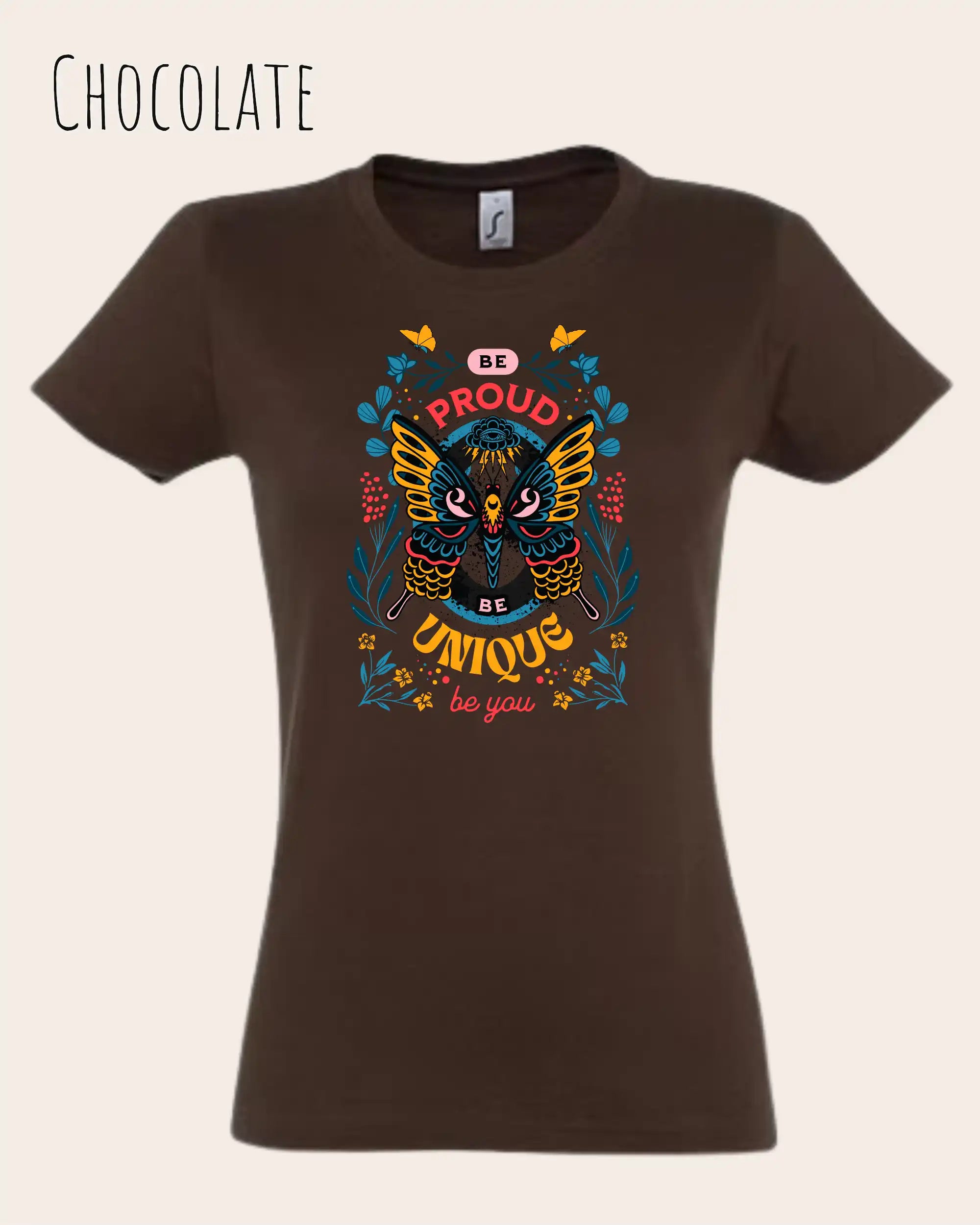 Das Bild zeigt das Basic Design T-Shirt feminine fit in der farbe chocolate mit dem Design Be proud be you