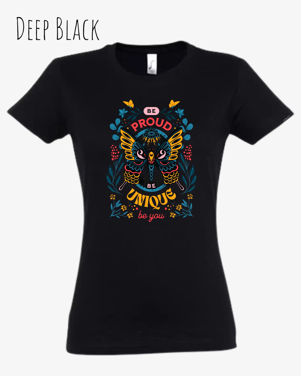 Das Bild zeigt das Basic Design T-Shirt feminine fit in der farbe deep black mit dem Design Be proud be you