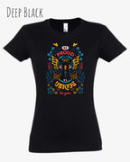 Das Bild zeigt das Basic Design T-Shirt feminine fit in der farbe deep black mit dem Design Be proud be you