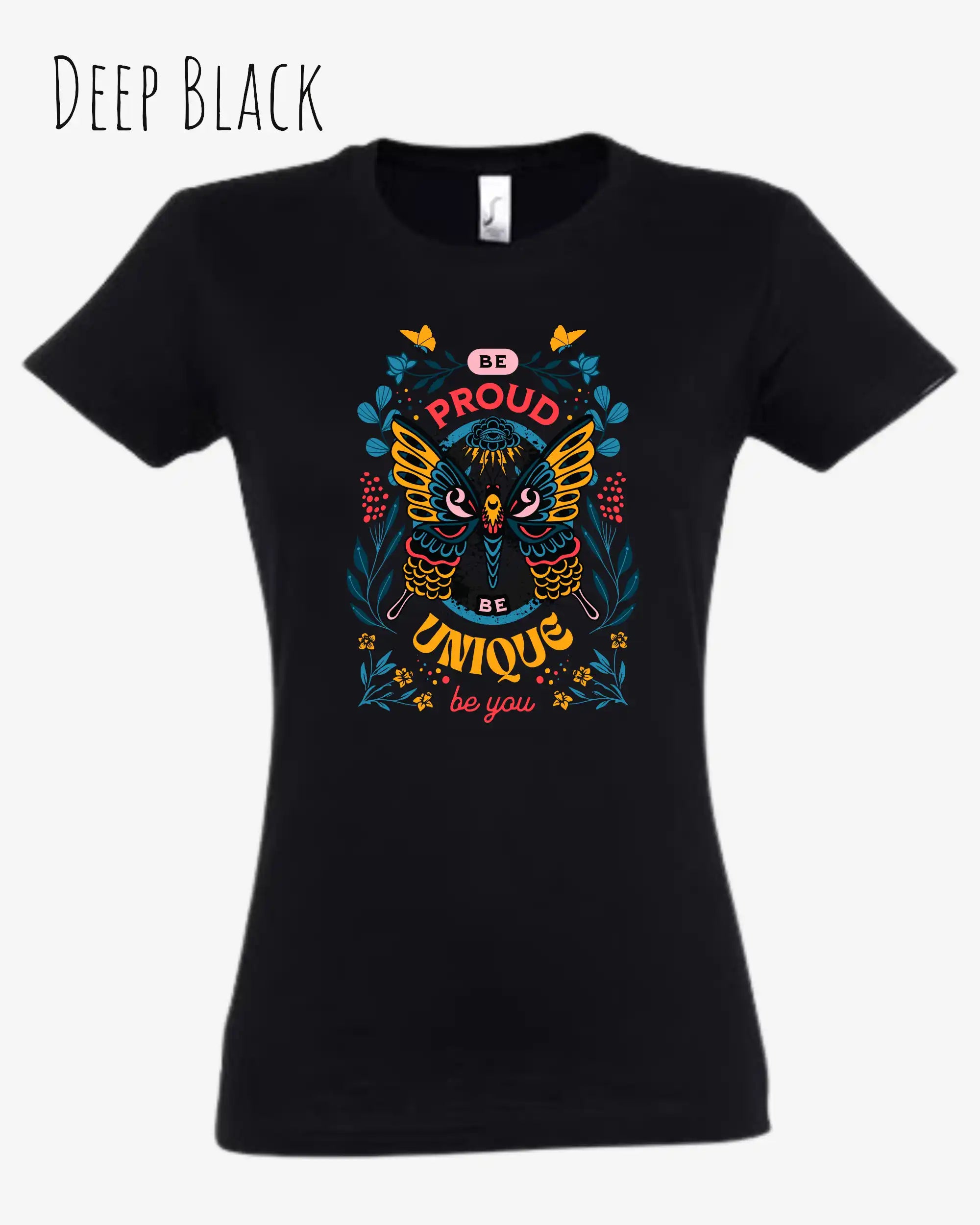 Das Bild zeigt das Basic Design T-Shirt feminine fit in der farbe deep black mit dem Design Be proud be you
