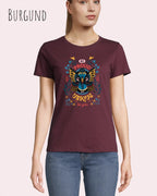 Eine Frau trägt das Basic Design T-Shirt feminine fit in der farbe burgund mit dem statement Be proud be you