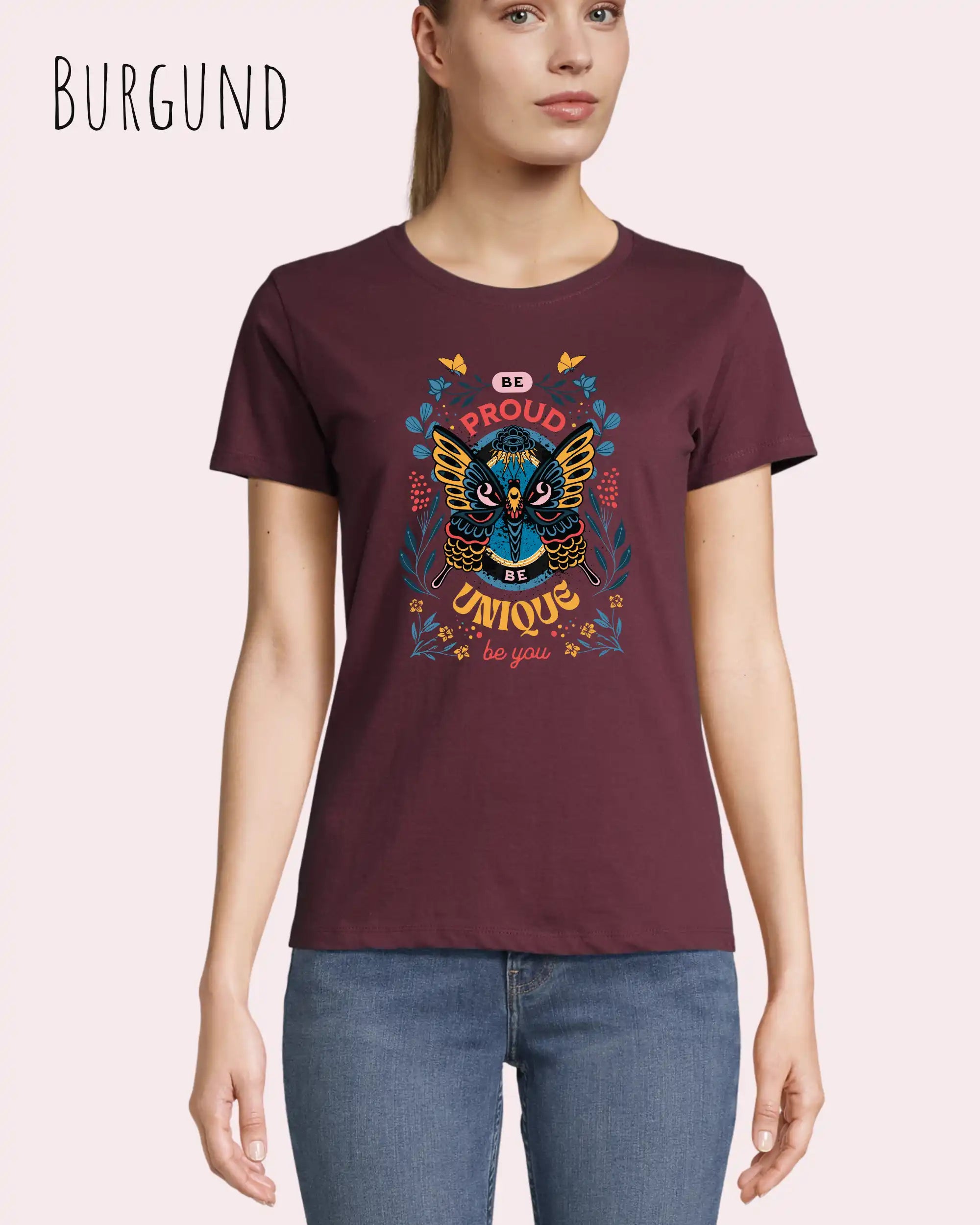 Eine Frau trägt das Basic Design T-Shirt feminine fit in der farbe burgund mit dem statement Be proud be you