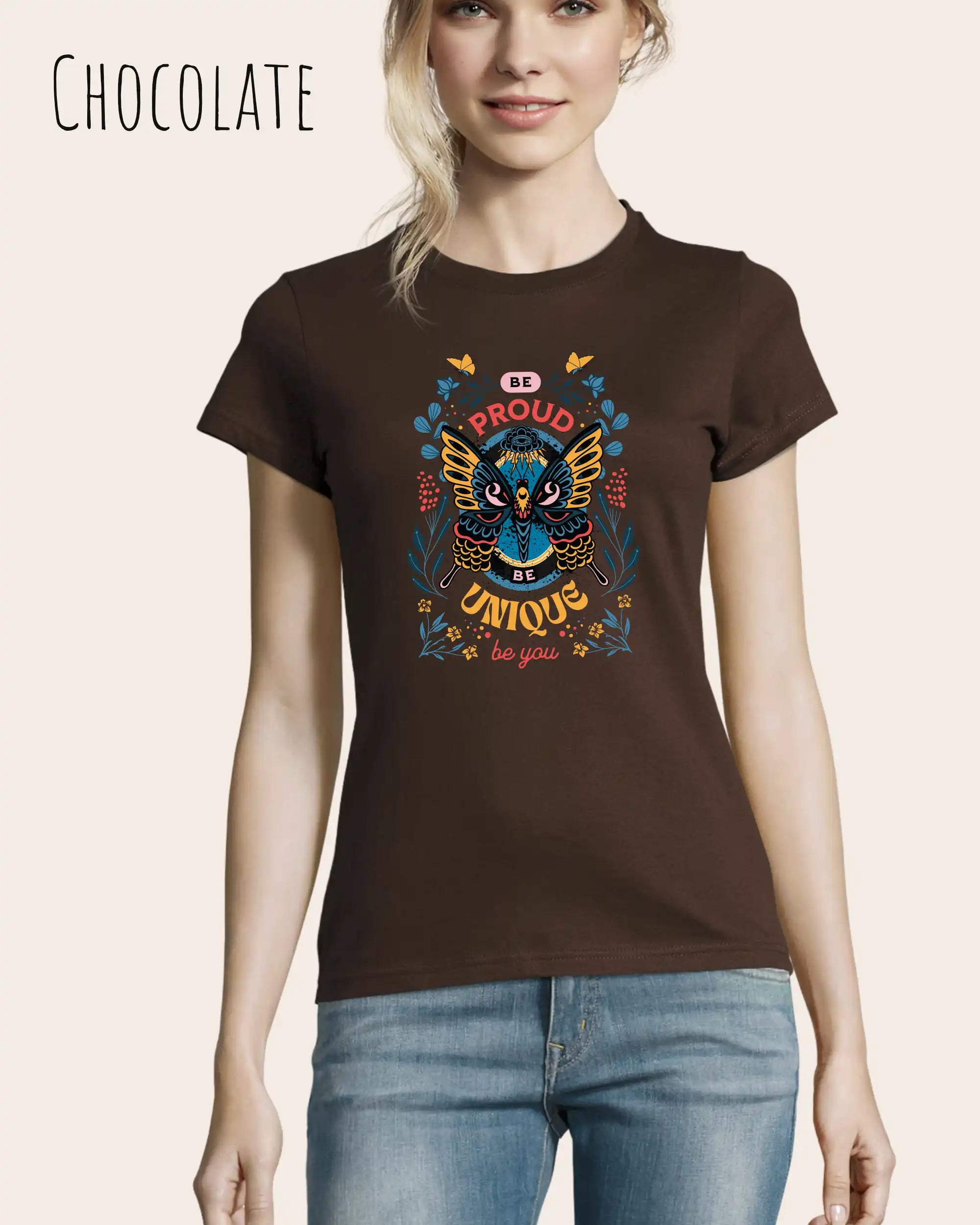 Eine Frau trägt das Basic Design T-Shirt feminine fit in der farbe chocolate mit dem statement Be proud be you