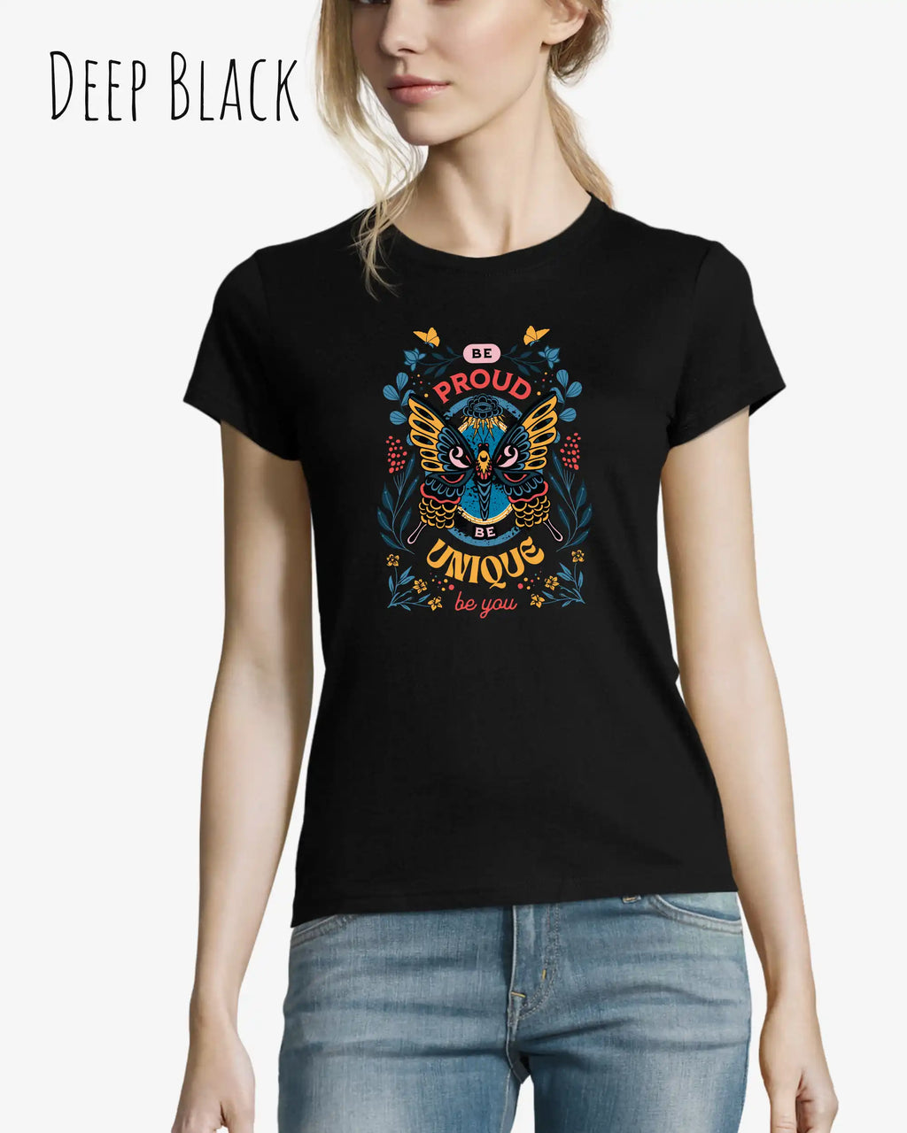 Eine Frau trägt das Basic Design T-Shirt feminine fit in der farbe deep black mit dem statement Be proud be you