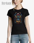 Eine Frau trägt das Basic Design T-Shirt feminine fit in der farbe deep black mit dem statement Be proud be you