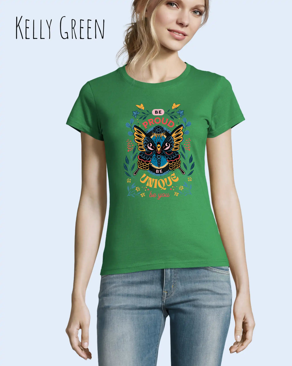 Eine Frau trägt das Basic Design T-Shirt feminine fit in der farbe kelly green mit dem statement Be proud be you