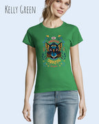 Eine Frau trägt das Basic Design T-Shirt feminine fit in der farbe kelly green mit dem statement Be proud be you