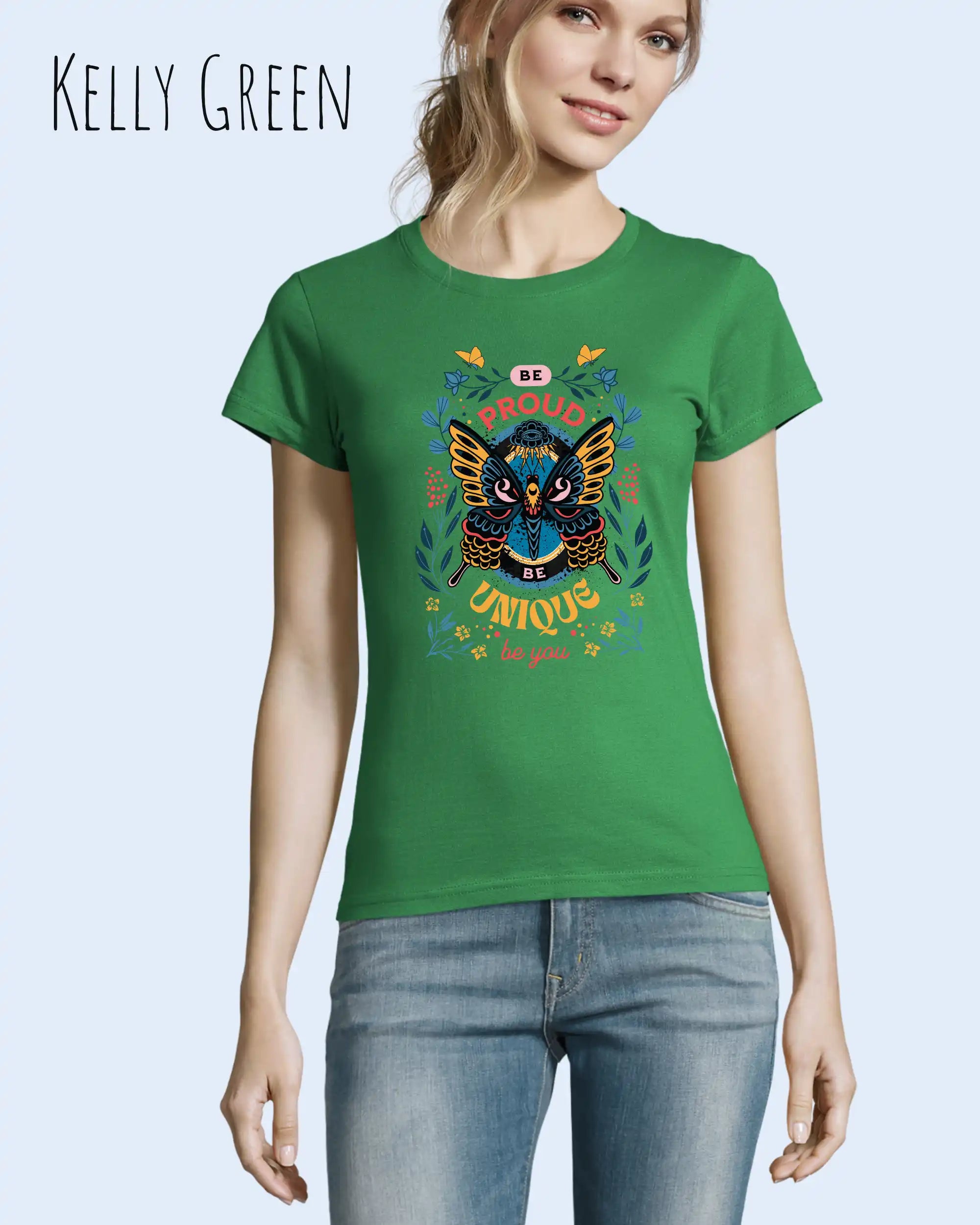 Eine Frau trägt das Basic Design T-Shirt feminine fit in der farbe kelly green mit dem statement Be proud be you