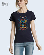 Eine Frau trägt das Basic Design T-Shirt feminine fit in der farbe navy mit dem statement Be proud be you