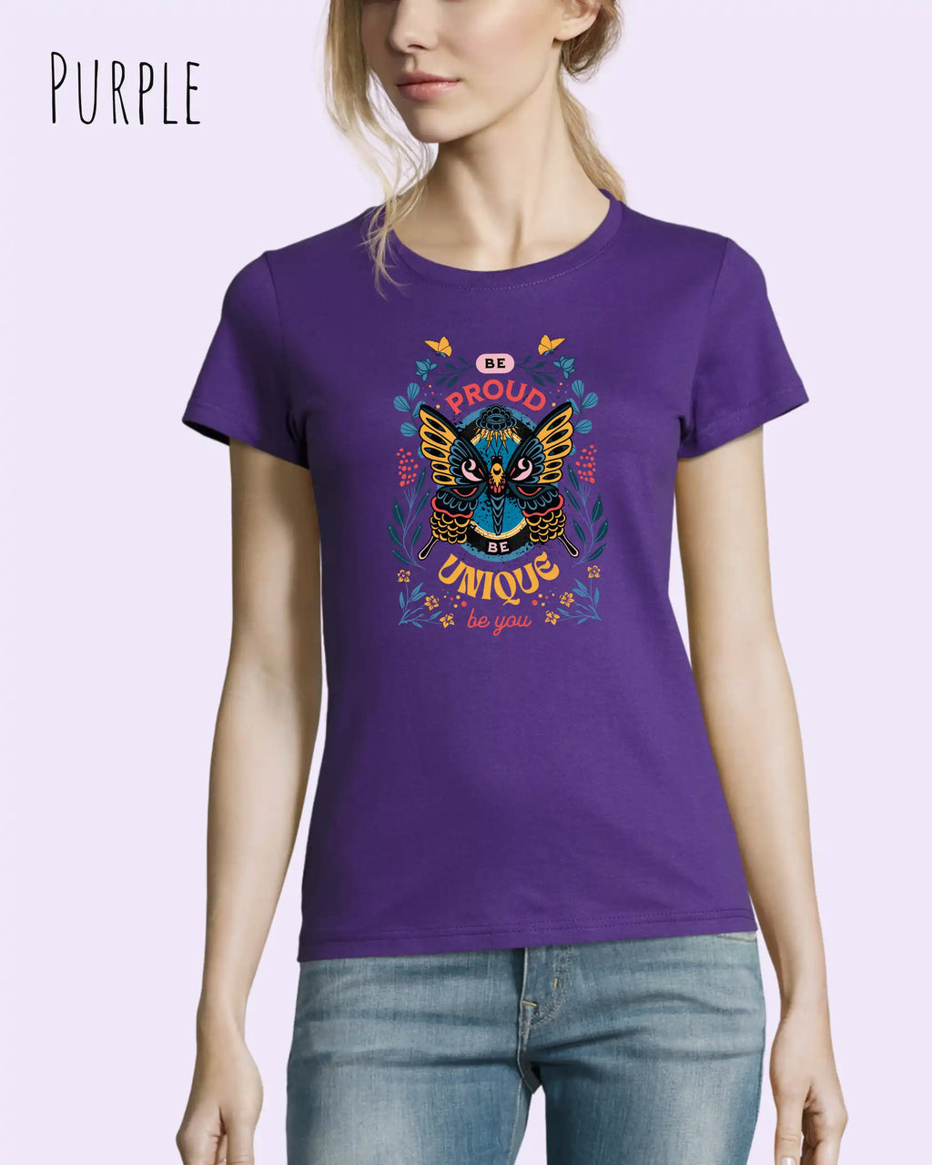 Eine Frau trägt das Basic Design T-Shirt feminine fit in der farbe purple mit dem statement Be proud be you