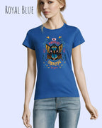 Eine Frau trägt das Basic Design T-Shirt feminine fit in der farbe royal blue mit dem statement Be proud be you