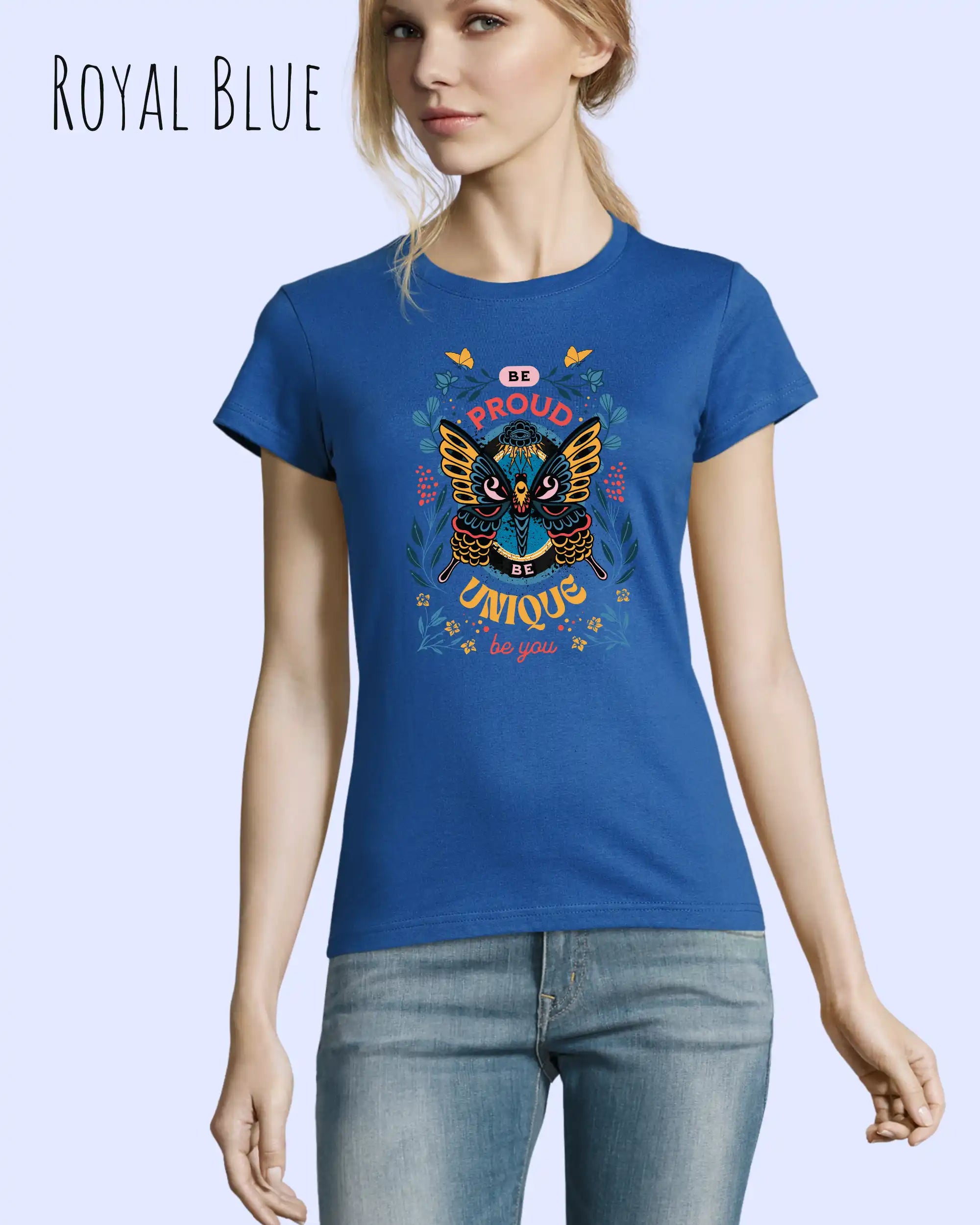 Eine Frau trägt das Basic Design T-Shirt feminine fit in der farbe royal blue mit dem statement Be proud be you