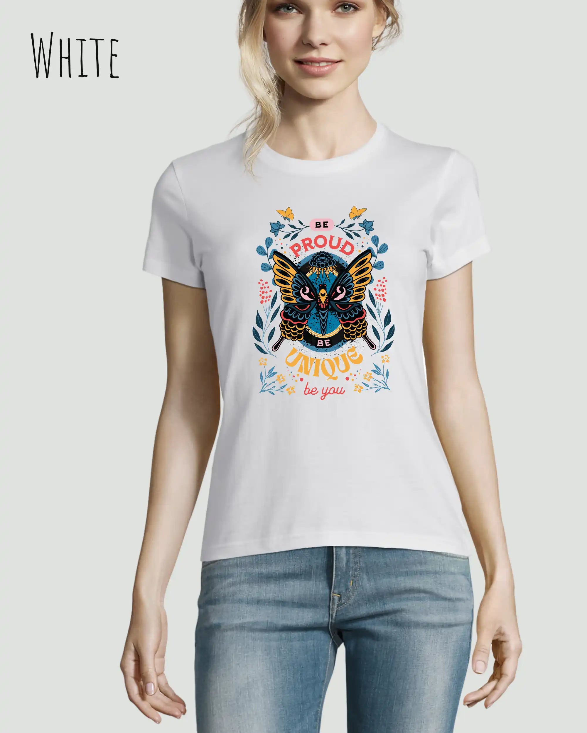 Das Bild zeigt das Basic Design T-Shirt feminine fit in der farbe white mit dem statement Be proud be you