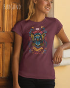 Eine Bonde Frau trägt das Basic Design T-Shirt feminine fit in der farbe burgund mit dem statement Be proud be you