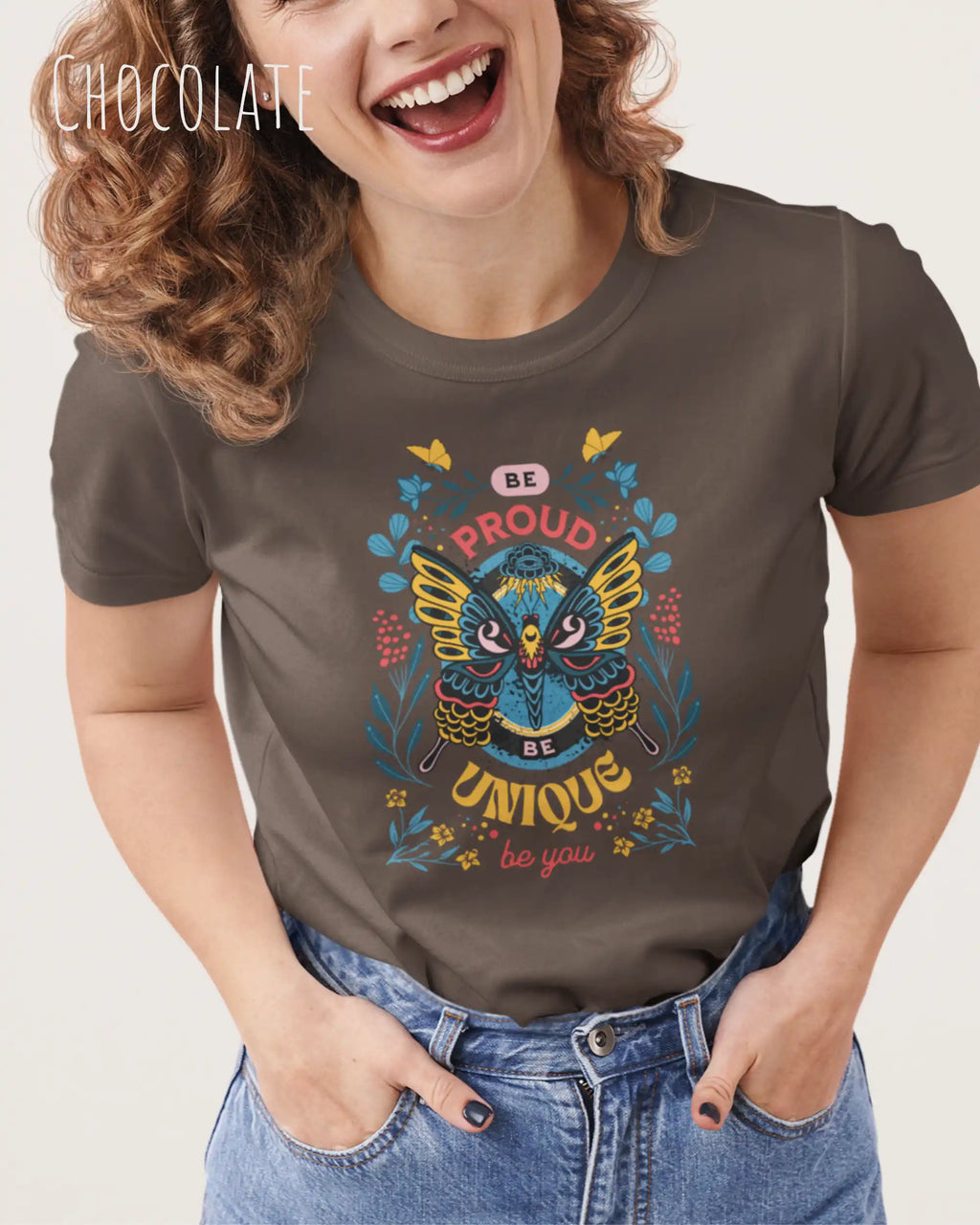 Lachende Frau trägt das Basic Design T-Shirt feminine fit in der farbe chocolate mit dem statement Be proud be you