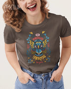 Lachende Frau trägt das Basic Design T-Shirt feminine fit in der farbe chocolate mit dem statement Be proud be you