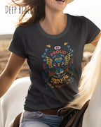 Reitende Frau trägt das Basic Design T-Shirt feminine fit in der farbe deep black mit dem statement Be proud be you