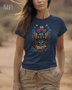 Frau trägt das Basic Design T-Shirt feminine fit in der farbe navy mit dem statement Be proud be you