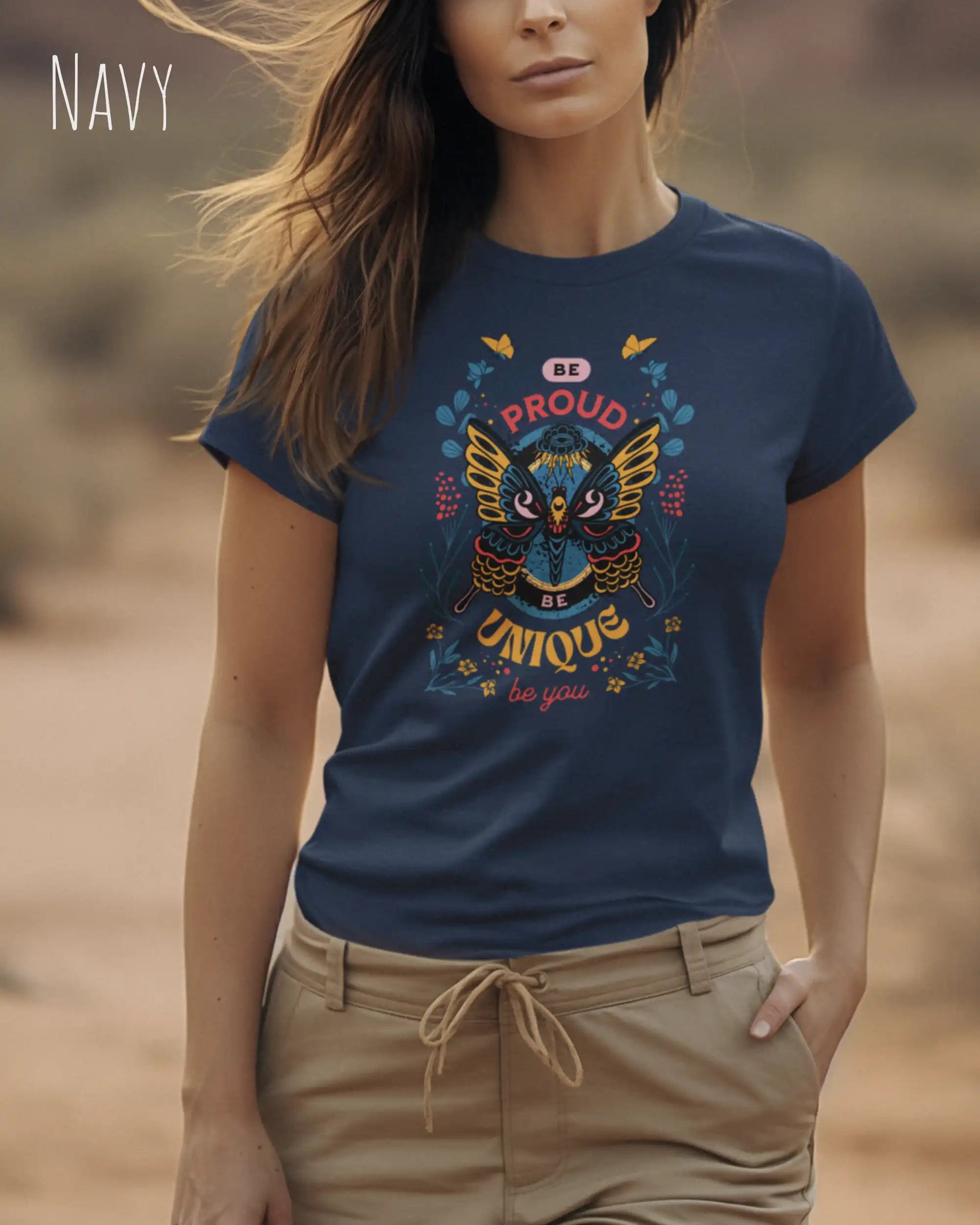 Frau trägt das Basic Design T-Shirt feminine fit in der farbe navy mit dem statement Be proud be you
