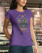 Frau trägt das Basic Design T-Shirt feminine fit in der farbe purple mit dem statement Be proud be you