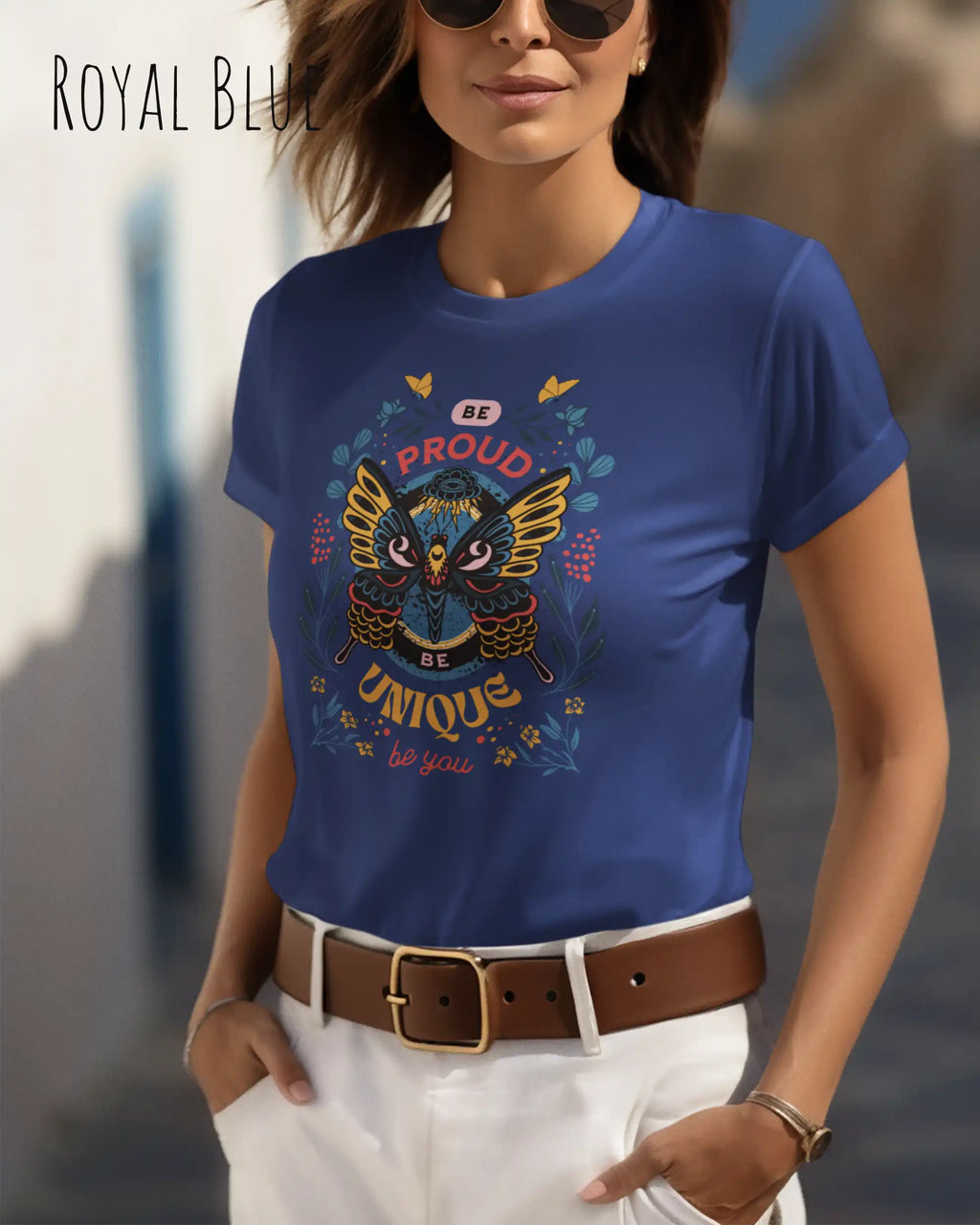 Frau trägt das Basic Design T-Shirt feminine fit in der farbe royal blue mit dem statement Be proud be you