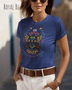 Frau trägt das Basic Design T-Shirt feminine fit in der farbe royal blue mit dem statement Be proud be you