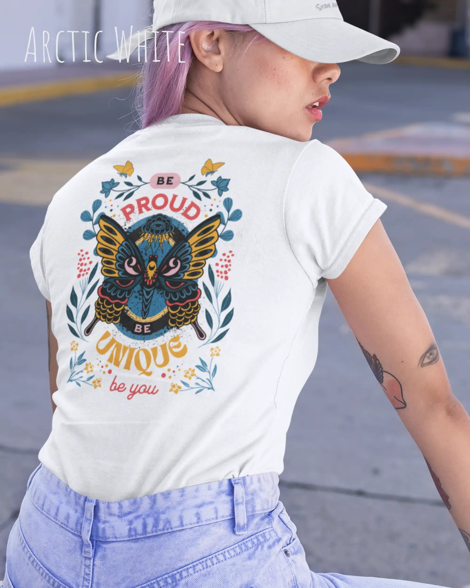 Eine Frau trägt das Basic Design T-Shirt feminine fit in der farbe arctic white mit dem backprint statement Be proud be you