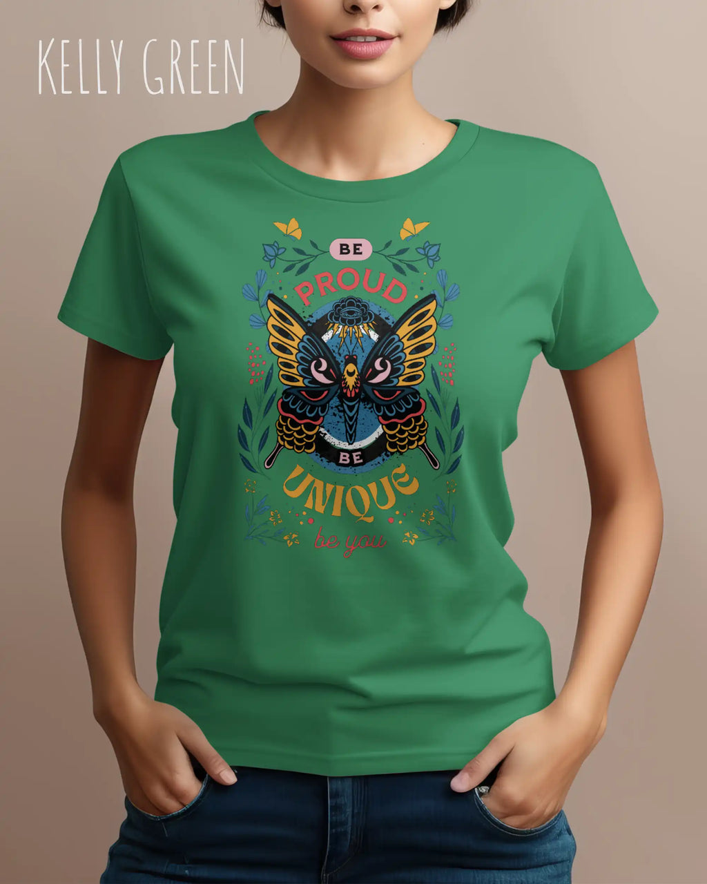 Eine Frau trägt das Basic Design T-Shirt feminine fit in der farbe kelly green mit dem statement Be proud be you als frontprint