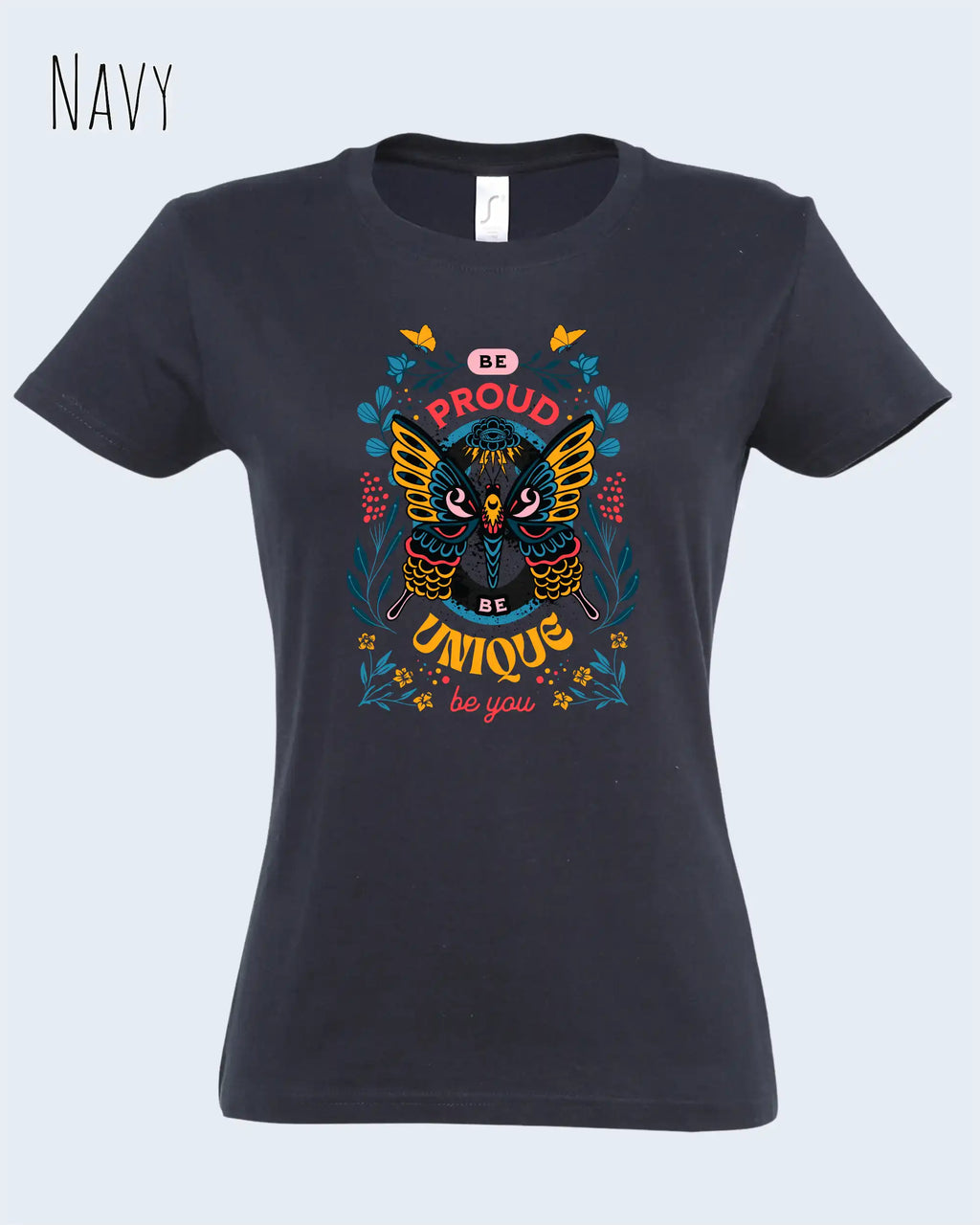 Das Bild zeigt das Basic Design T-Shirt feminine fit in der farbe navy mit dem Design Be proud be you