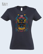 Das Bild zeigt das Basic Design T-Shirt feminine fit in der farbe navy mit dem Design Be proud be you