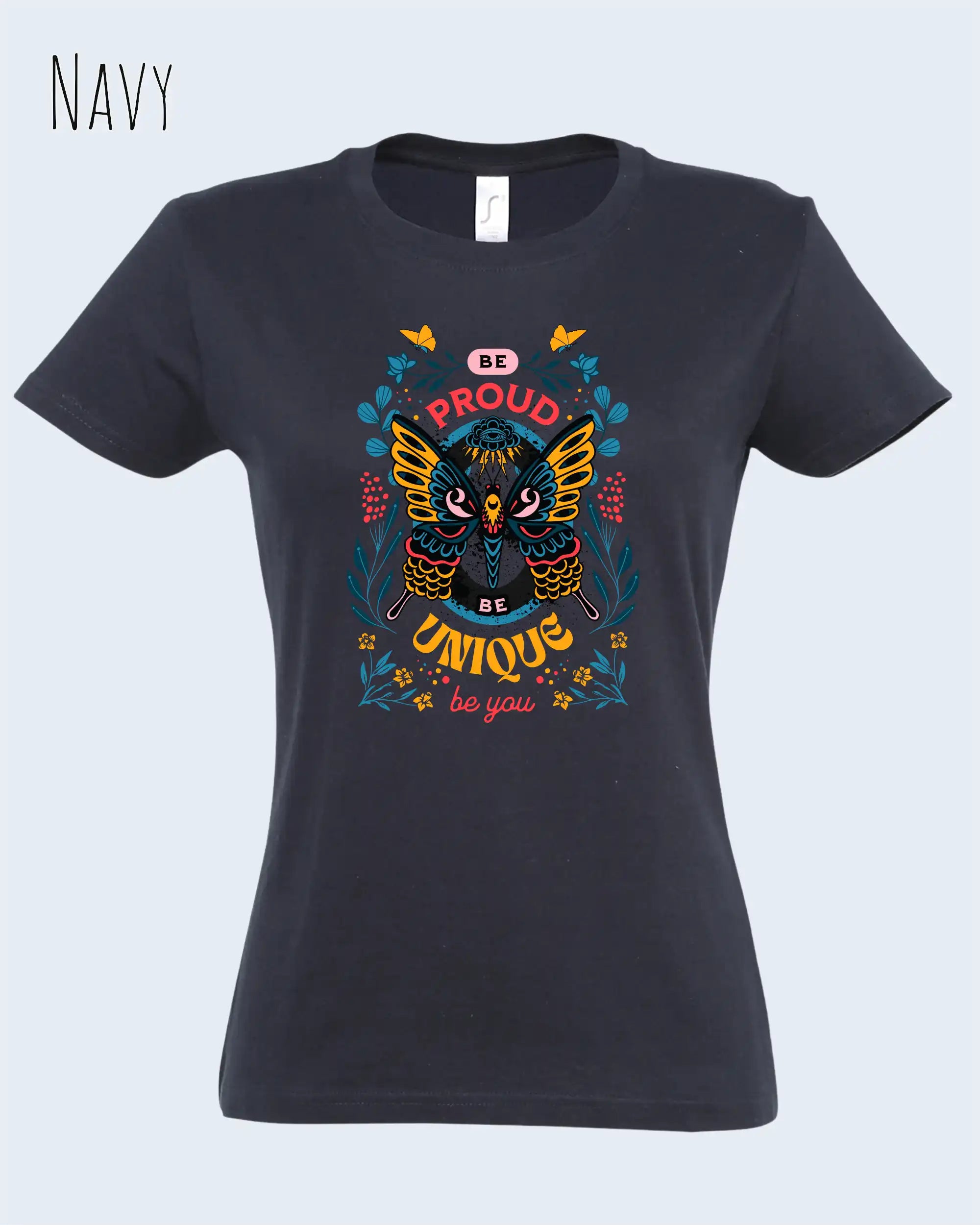 Das Bild zeigt das Basic Design T-Shirt feminine fit in der farbe navy mit dem Design Be proud be you