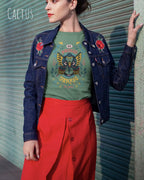 Frau trägt das Bio-Baumwolle T-Shirt Tee Jays Urban Luxury Tee 1150 in der Farbe cactus mit dem Design BE PROUD auf der Brust.