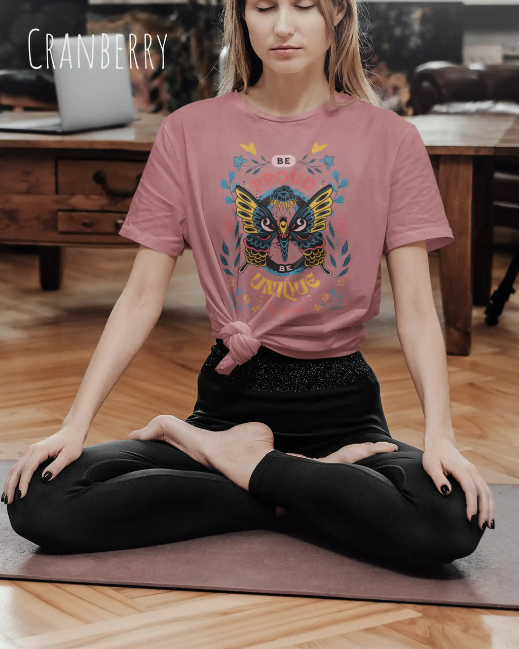 Frau beim Yoga trägt das Bio-Baumwolle T-Shirt Tee Jays Urban Luxury Tee 1150 in der Farbe CRANBERRY mit dem Design BE PROUD auf der Brust.